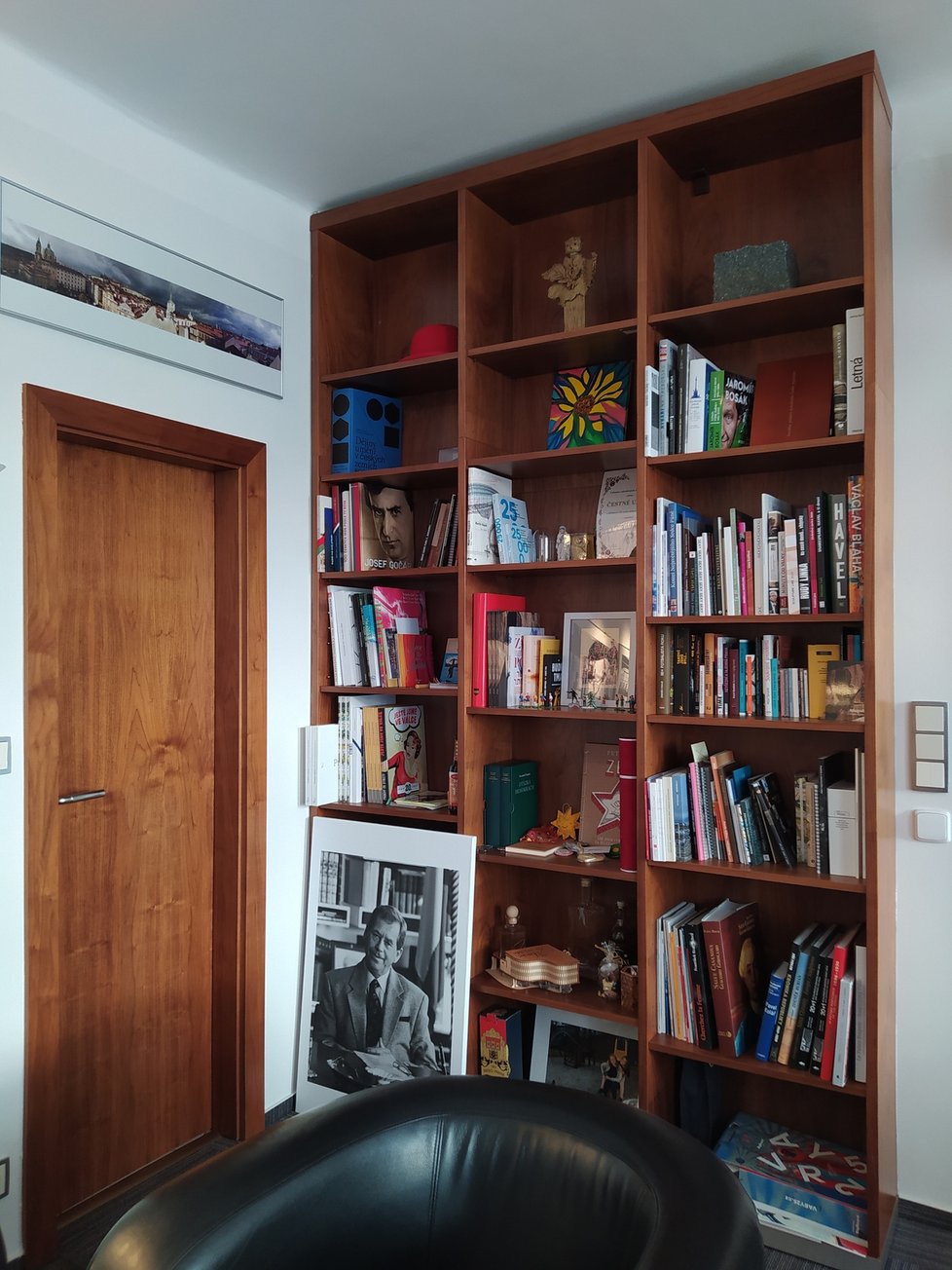 Knihovna v kanceláři Petra Hejmy je vyplněna řadou knih, které tematicky souvisí s Prahou 1 či s okruhem zájmů starosty.
