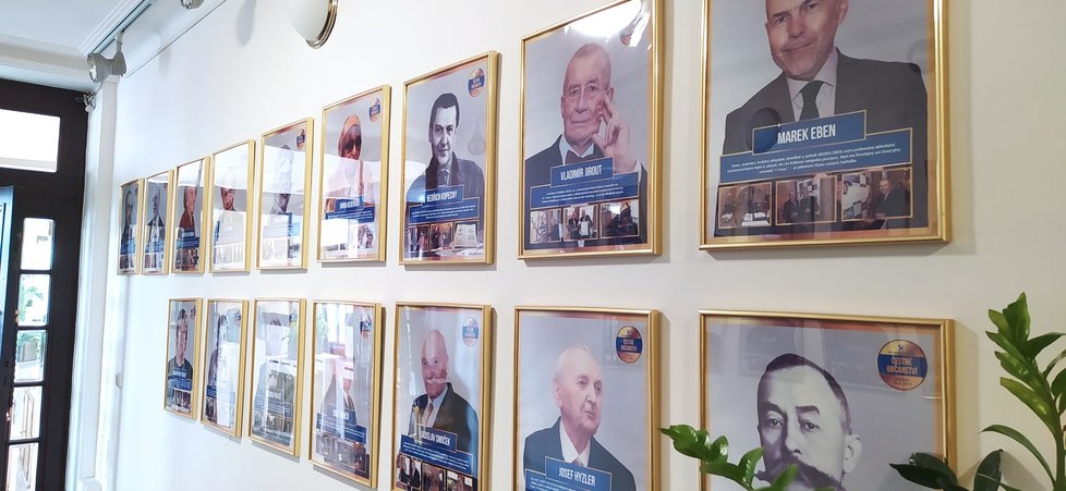 Chodba vedoucí ke kanceláři starosty je lemovaná portréty významných osobností Prahy 1.