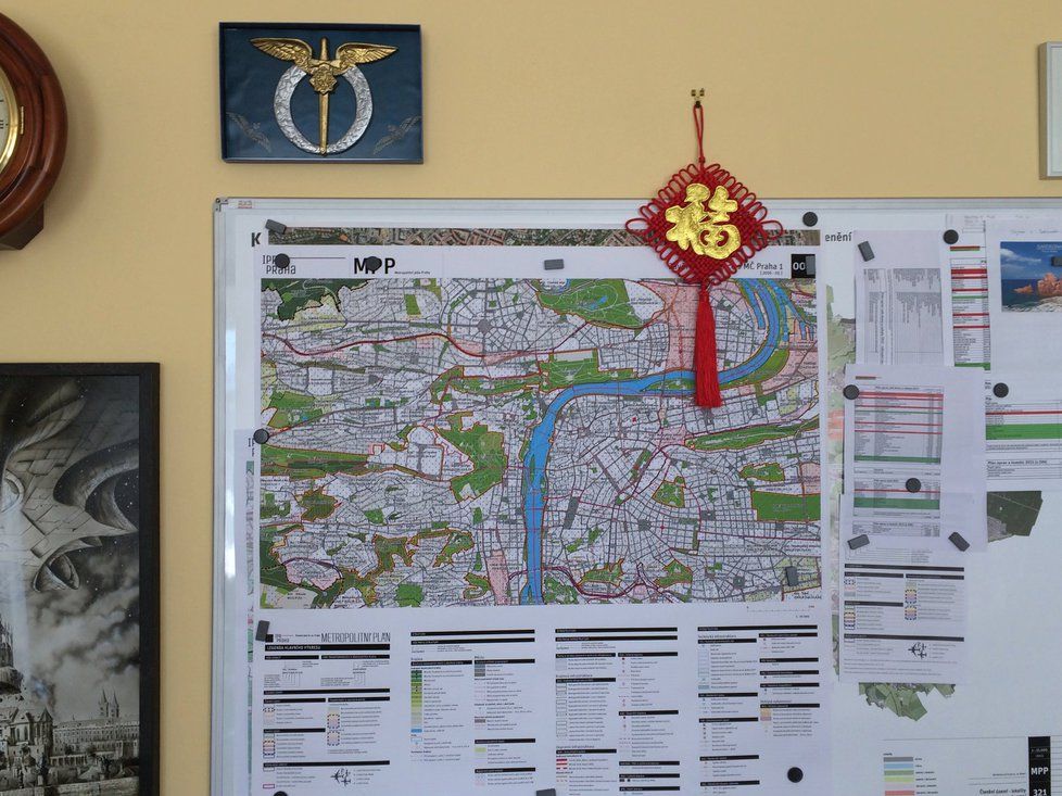 V kanceláři nesmí chybět ani nástěnná mapa s Metropolitním plánem.