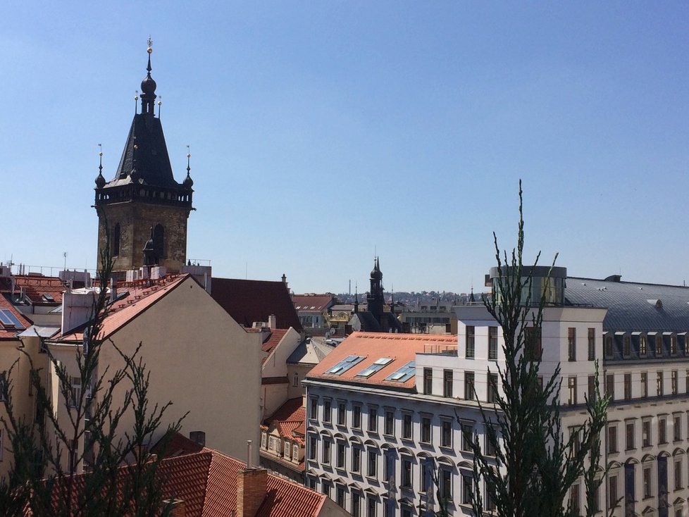 Pohled z terasy budovy úřadu Prahy 1: Pohled na Staroměstské náměstí