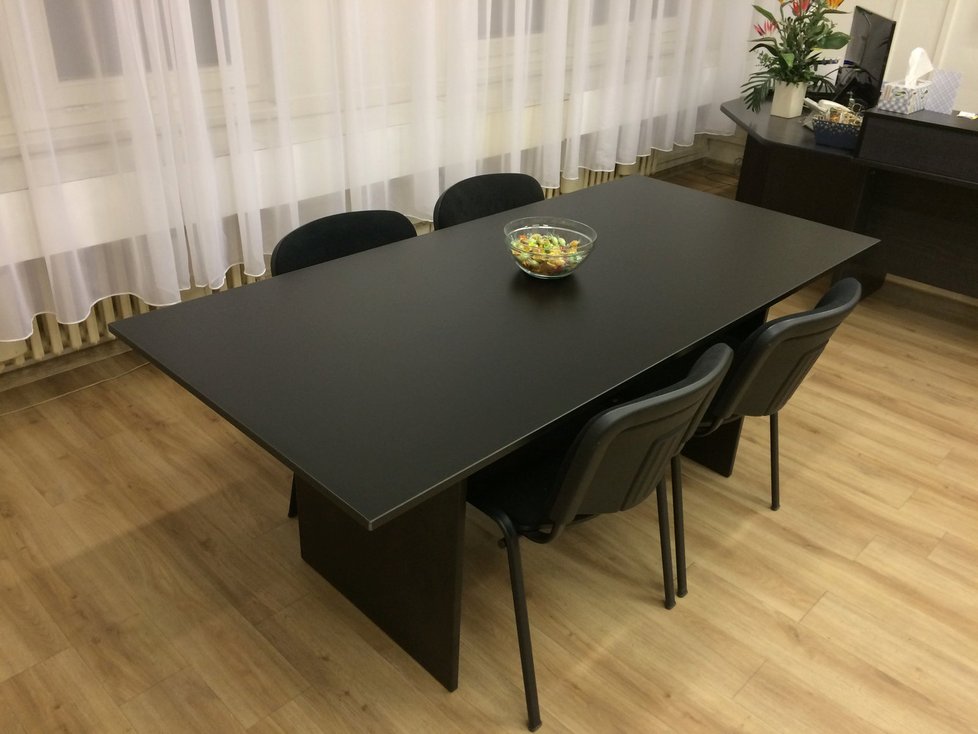 Jednací stůl v kanceláři starosty Prahy 12.
