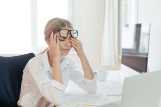 Únava a bolest ze sezení v kanceláři sníží výkon o pětinu. Jak to změnit?