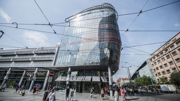 Ukončení zásahů České národní banky do kurzu koruny zabolí investory do podnikatelských realit typu kancelářských nebo skladových center. Zejména takové, kteří je nakoupili za koruny vyměněné za eura. (ilustrační foto)