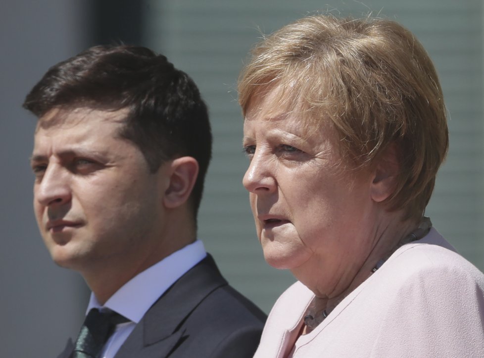 Německé kancléřce Angele Merkelové se při jednání s ukrajinským prezidentem Zelenským udělalo nevolno.