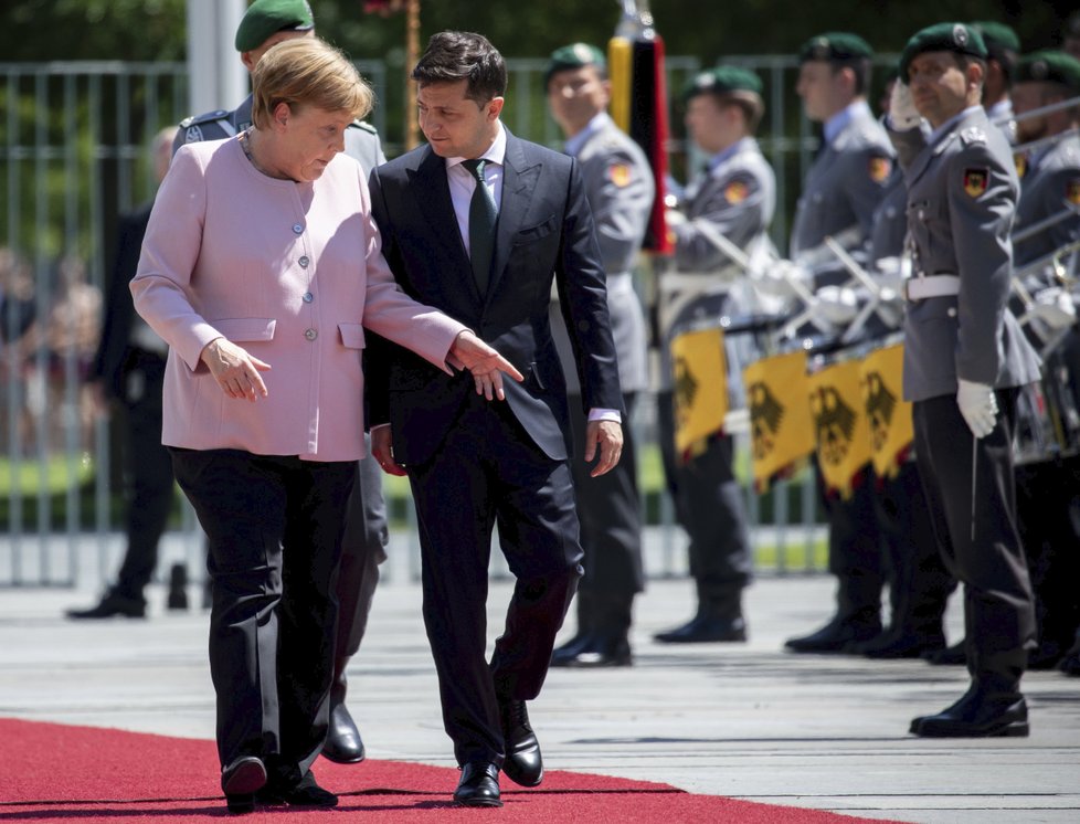 Německé kancléřce Angele Merkelové se při jednání s ukrajinským prezidentem Zelenským udělalo nevolno.