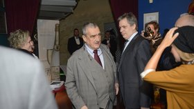 Karel Schwarzenberg a Jiří Dienstbier v prezidentské volbě Miloši Zemanovi nestačili
