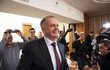 Kandidát na slovenského prezidenta Andrej Kiska přichází v noci na 16. března na tiskovou konferenci ve své volební centrále v Bratislavě po prvním kole prezidentských voleb.