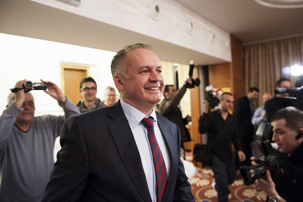 Kandidát na slovenského prezidenta Andrej Kiska přichází v noci na 16. března na tiskovou konferenci ve své volební centrále v Bratislavě po prvním kole prezidentských voleb.