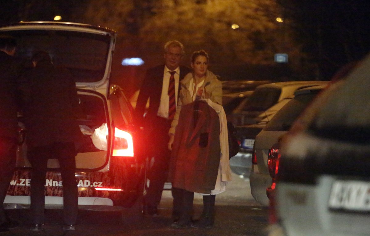 V pátek večer se Zemanova dcerka dcerka postarala o tátovo sako.