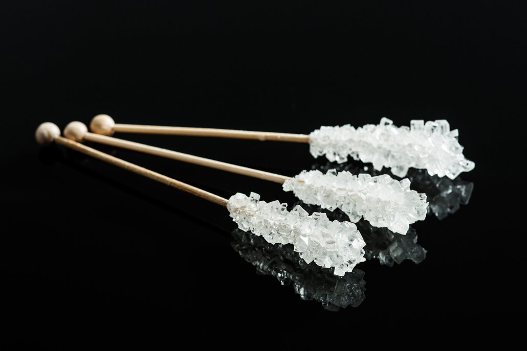 Na oslazení punče lze použít i zkrystalizovaný cukr na dřívku zvaný kandys