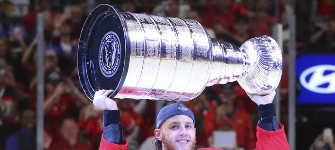 Před pár týdny si Patrick Kane potěžkal slavný Stanley Cup, nyní ale řeší velký problém