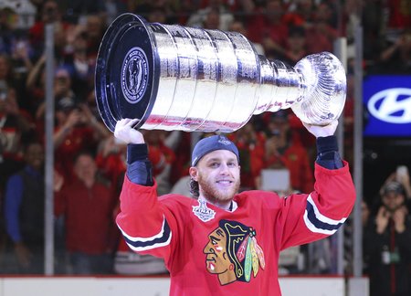 Před pár týdny si Patrick Kane potěžkal slavný Stanley Cup, nyní ale řeší velký problém