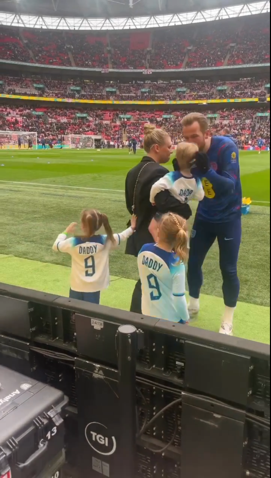 Harry Kane s dětmi a manželkou před kvalifikačním utkáním na Mistrovství Evropy