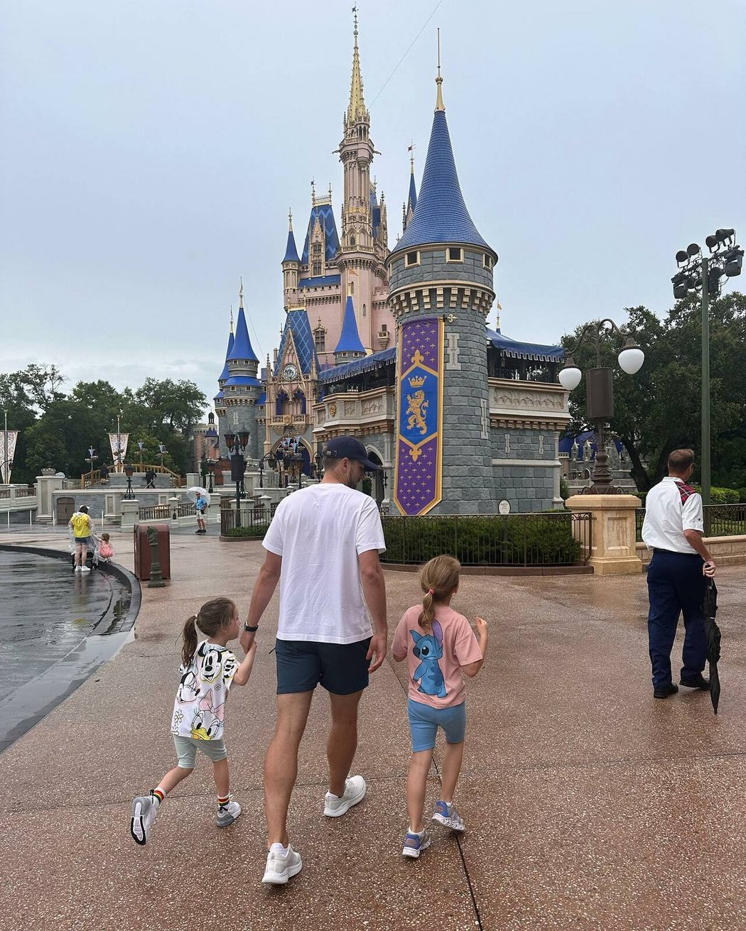 Karen Kane se svými dětmi v Disney Landu