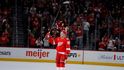 Patrick Kane zaznamenal svůj 1375. bod, čímž překonal Mikea Modana a jeho rekord NHL v počtu bodů hráče narozeného v USA
