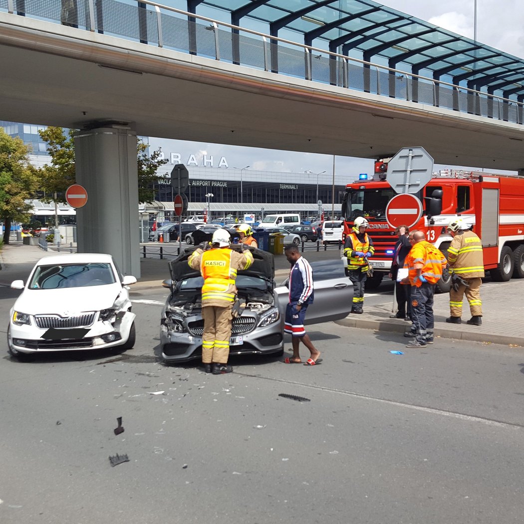 Karambol u značky. Kanga obhlížel svůj mercedes, který rozbil o škodovku.