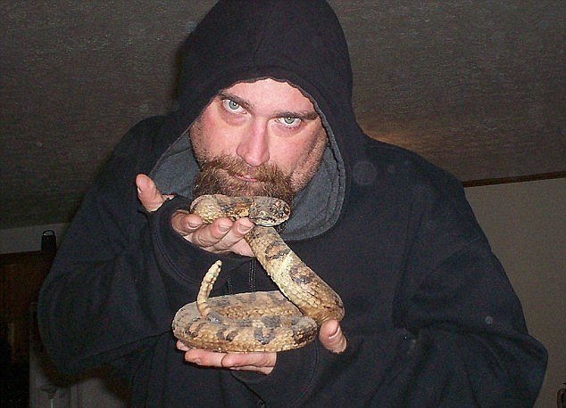 Satanista si doma schovával dokonce nasekané kusy hadů.