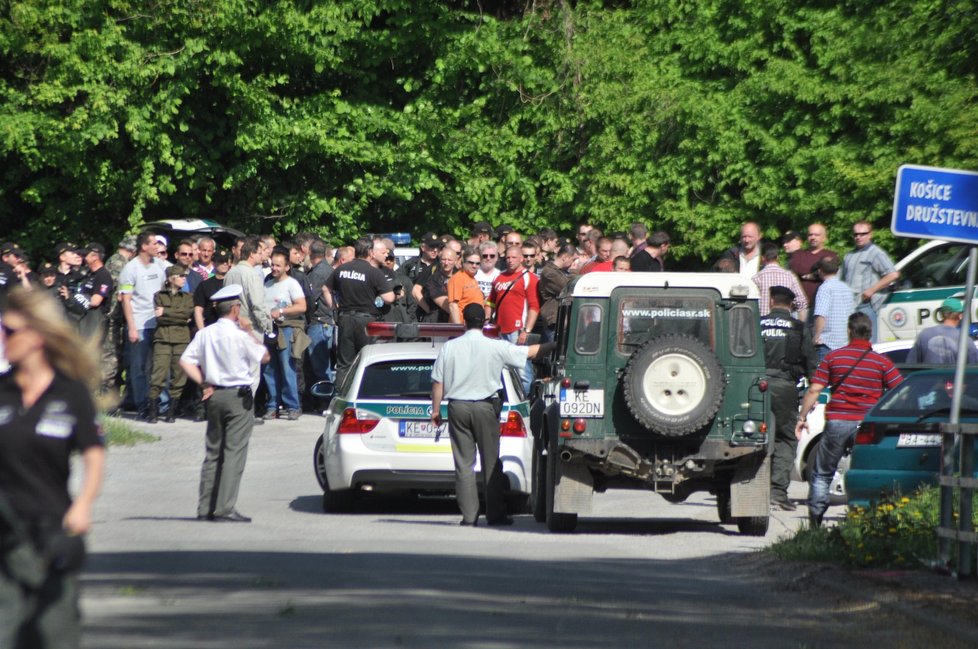 Celá slovenská obec Kysak byla po přestřelce, při níž policie zabila kanibala Čurka na nohou