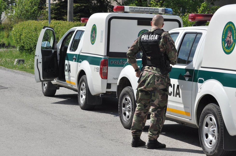 Na místo přijely desítky policistů