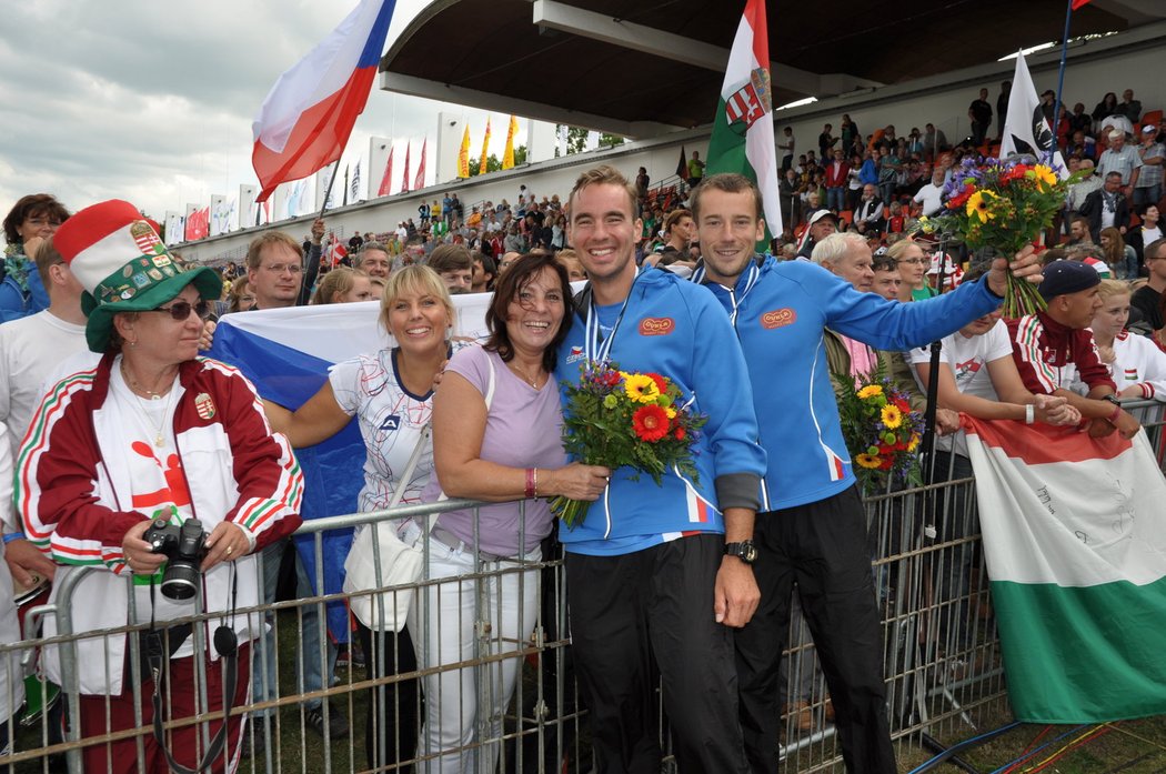 Čeští kanoisté Jaroslav Radoň a Filip Dvořák (zprava) se radují po medailovém ceremoniálu s maminkou Filipa Janou a sestrou Michaelou, které přijely fandit do Duisburgu na mistrovství světa v rychlostní kanoistice. Čeští závodníci obsadili v závodě na 1000 metrů 31. srpna 2013 třetí místo za Maďary a Rusy.