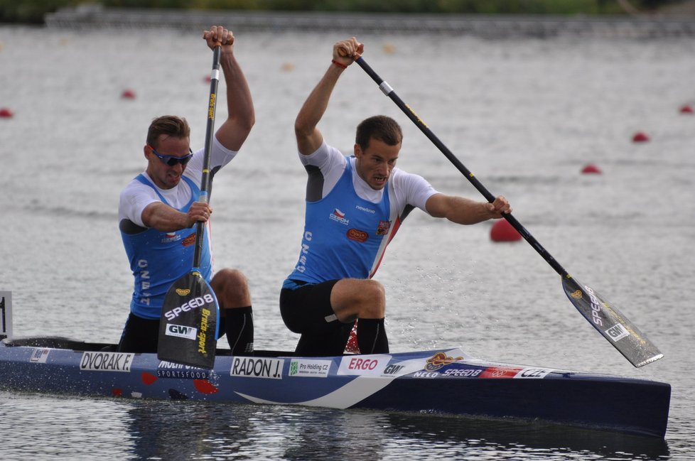 Čeští kanoisté Jaroslav Radoň a Filip Dvořák (zprava) na trati závodu na 1000 metrů na mistrovství světa v rychlostní kanoistice v německém Duisburgu, v němž obsadili 31. srpna 2013 třetí místo za Maďary a Rusy.