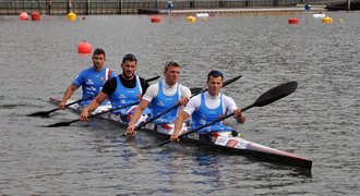 Český čtyřkajak jen po šesti trénincích obhájil zlato, slaví i Fuksa