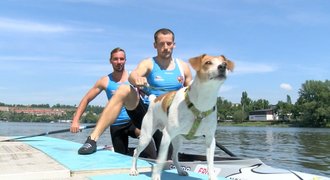 VIDEO: Aktivisté na kanoi. Vozí psy i bojují proti neonacistům