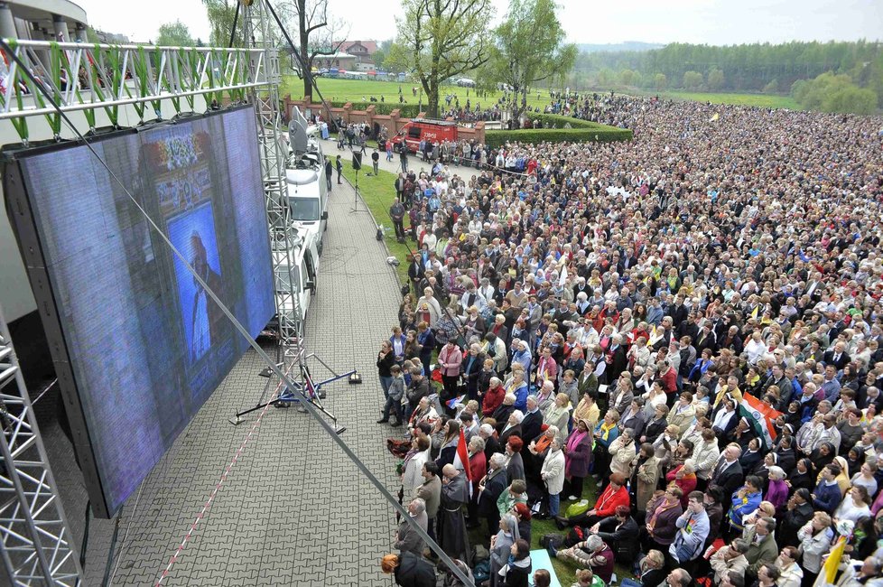 Polští věřící sledují svatořečení Jana Pavla II. v Krakově.