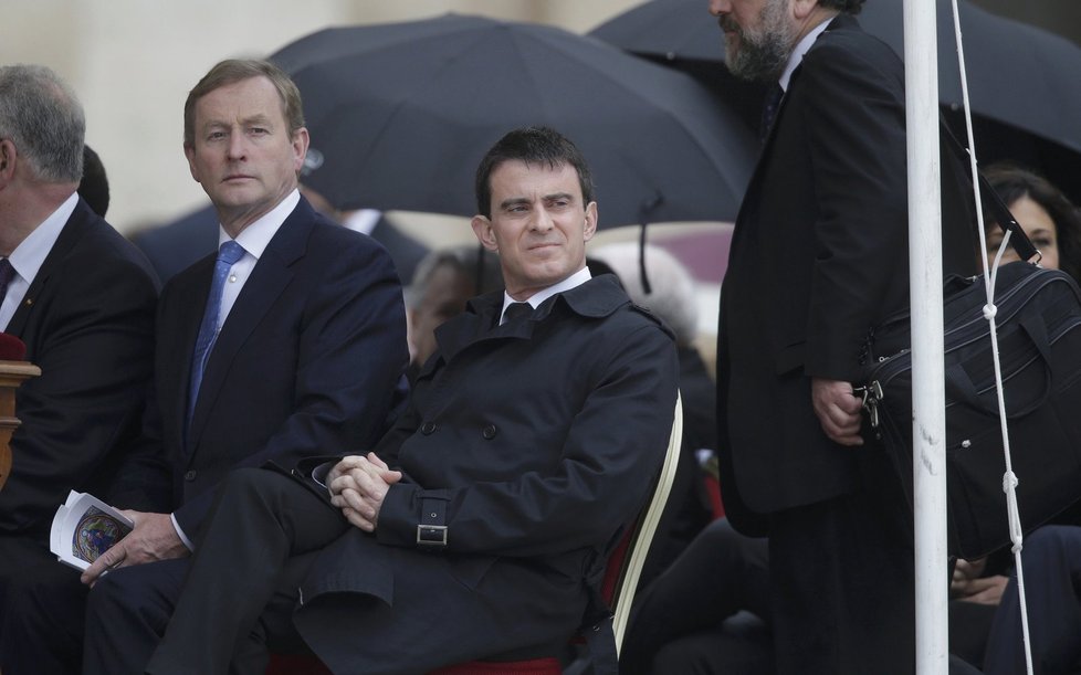 Francouzský premiér Manuel Valls (vpravo)  a irský premiér Enda Kenny (vlevo) během kanonizace.
