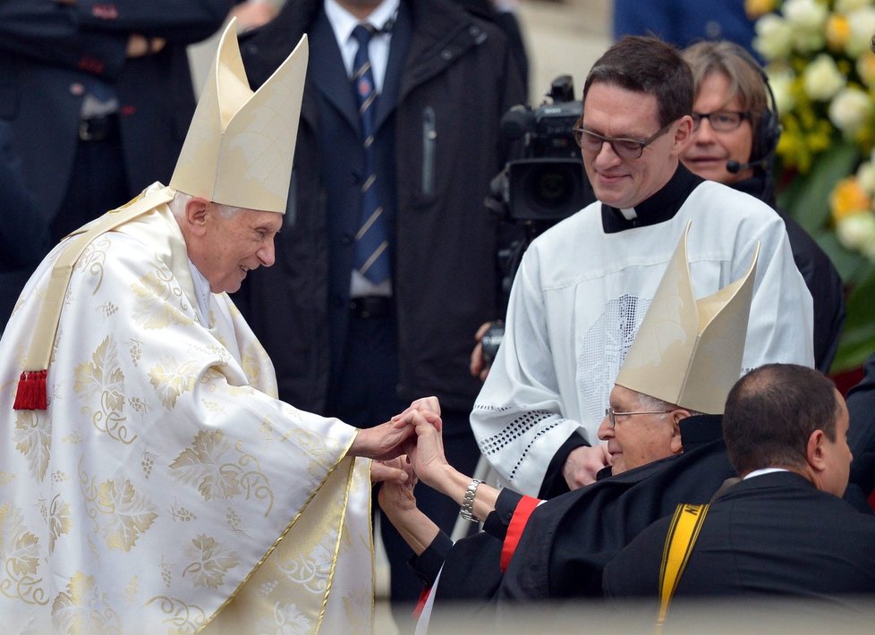 Benedikt XVI. se ceremoniálu taky účastnil.