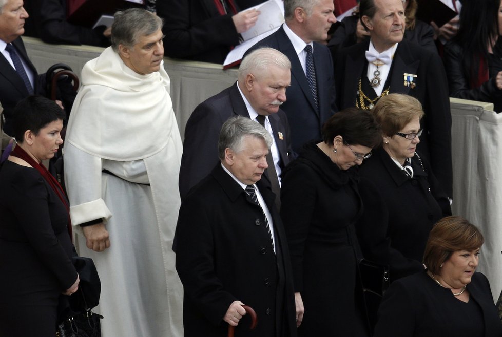 Lech Walesa (uprostřed nahoře), bývalý polský prezident, se svatořečení účastnil také.