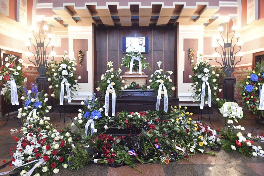 Rakev s ostatky gólmana Adama Svobody byla v obležení smutečních květin a věnců
