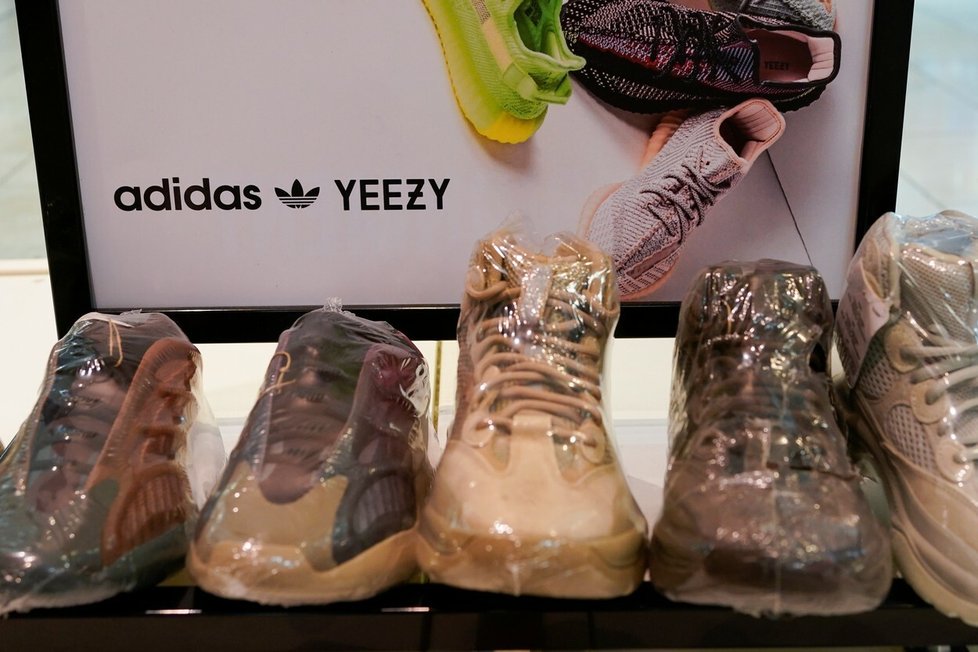 Značky Yeezy a Adidas spolupracovaly téměř deset let. Po Kanyeho antisemitských výrocích ale Adidas spolupráci ukončil...