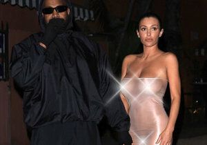 坎耶·维斯特 (Kanye West) 和比安卡·森索里 (Bianca Censori) 在洛杉矶外出吃饭。 设计师穿着透明连衣裙，展示了她的膝盖和整个胸部。