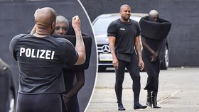 Kanye West navlékl manželku do velké silonky.