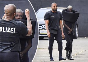 Kanye West navlékl manželku do velké silonky.