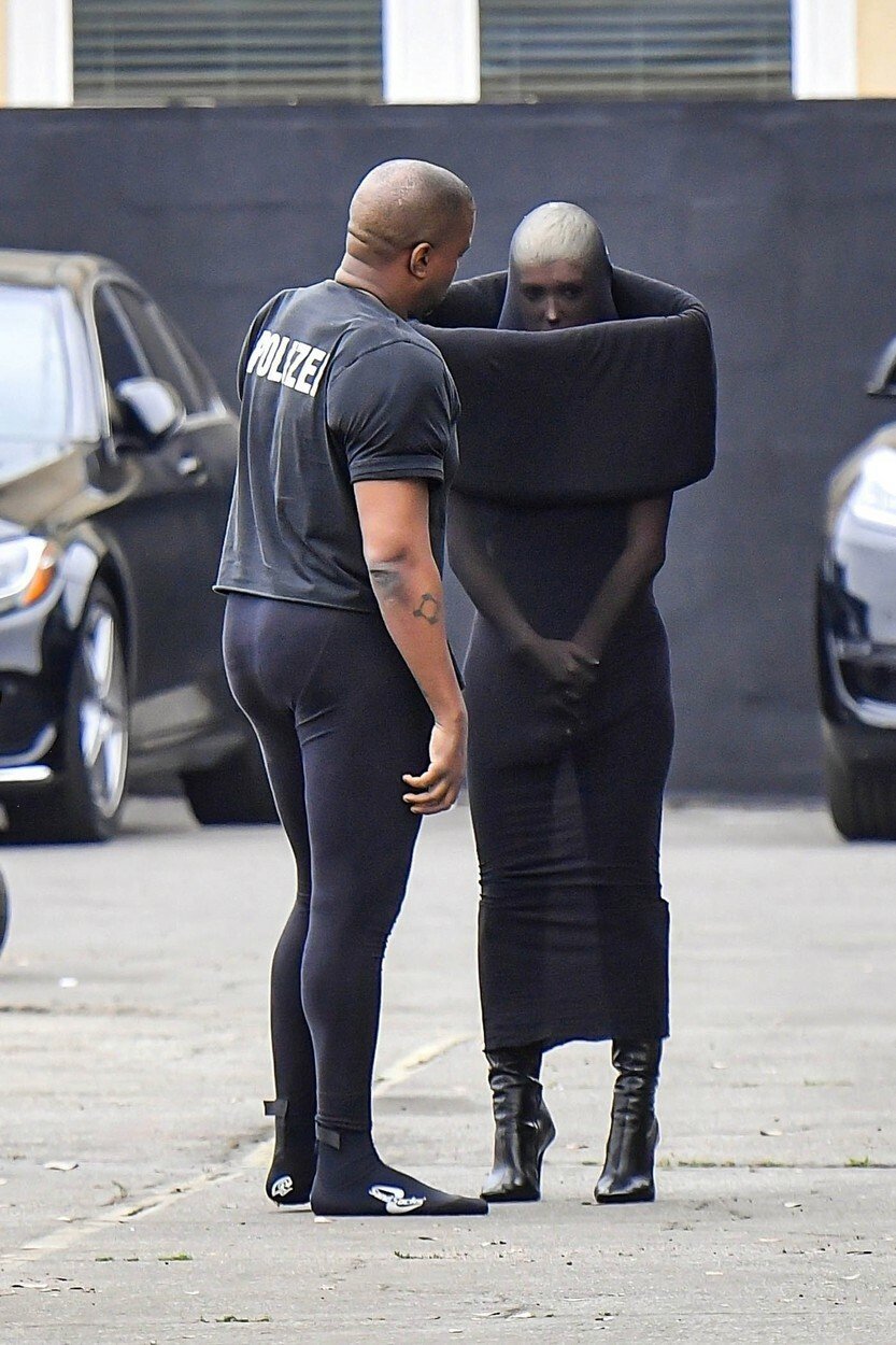 Kanye West a Bianca Censori si od Kim Kardashian půjčili děti a nahodili bizarní modely.