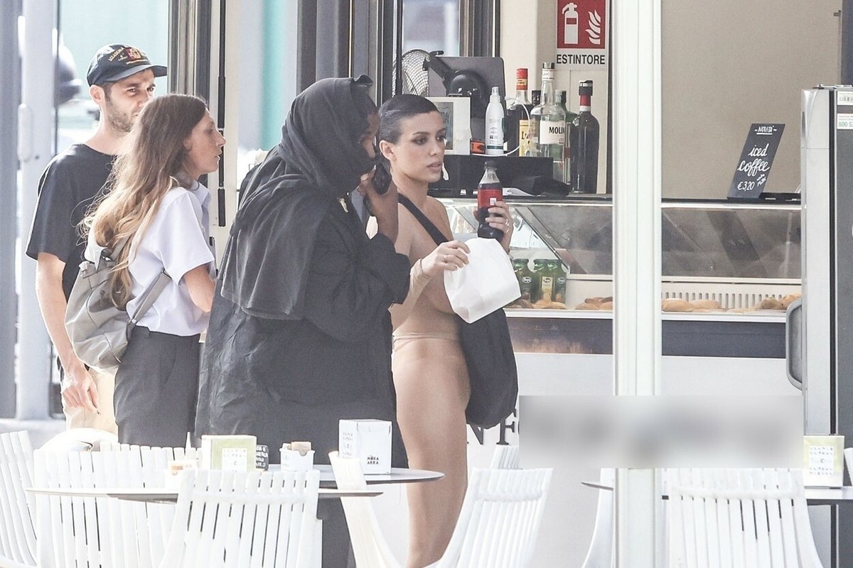 Zatímco Kanye West byla zahalený od hlavy až k patě, jeho žena Bianca byla téměř nahá. 