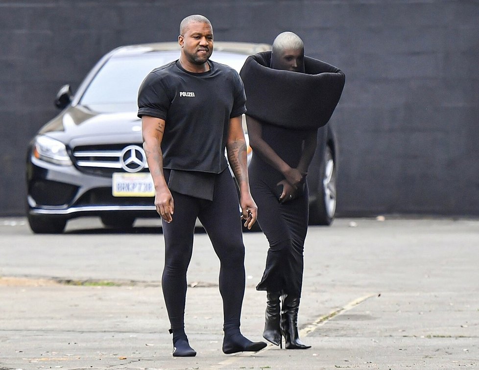 Kanye West a Bianca Censori si od Kim Kardashian půjčili děti a nahodili bizarní modely.
