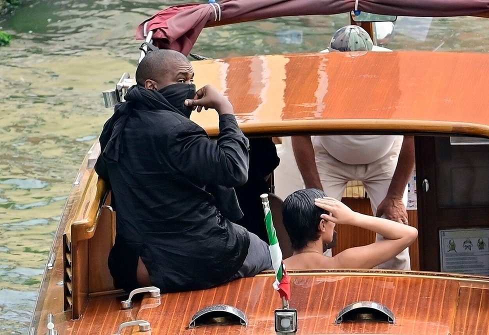 Copak to Kanyea a Bianca na té lodi dělali?!