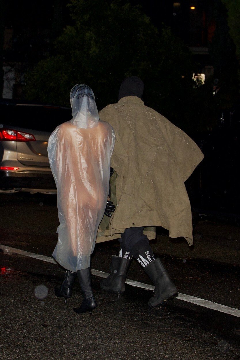 Kanye West s Biancou oblečenou pouze v pláštěnce