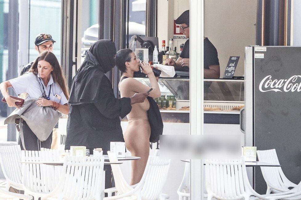 Zatímco Kanye West byl zahalený od hlavy až k patě, jeho žena Bianca byla téměř nahá.