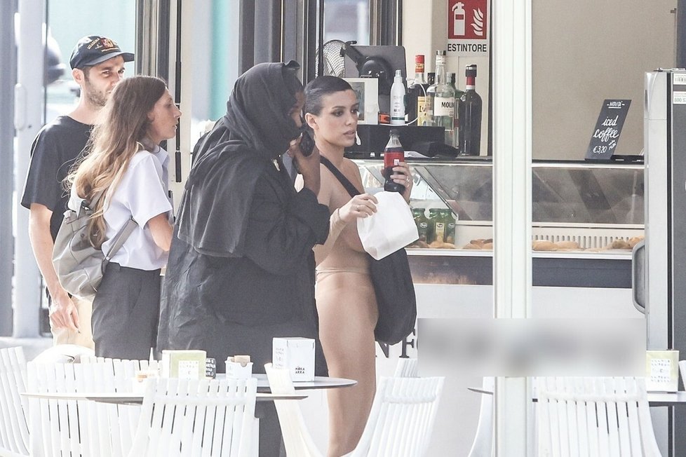 Zatímco Kanye West byl zahalený od hlavy až k patě, jeho žena Bianca byla téměř nahá.