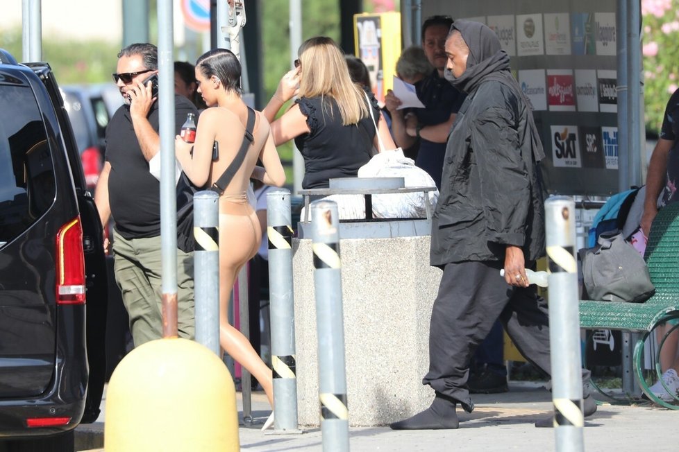Bianca Censoriová se procházela v ulicích Itálie téměř nahá.
