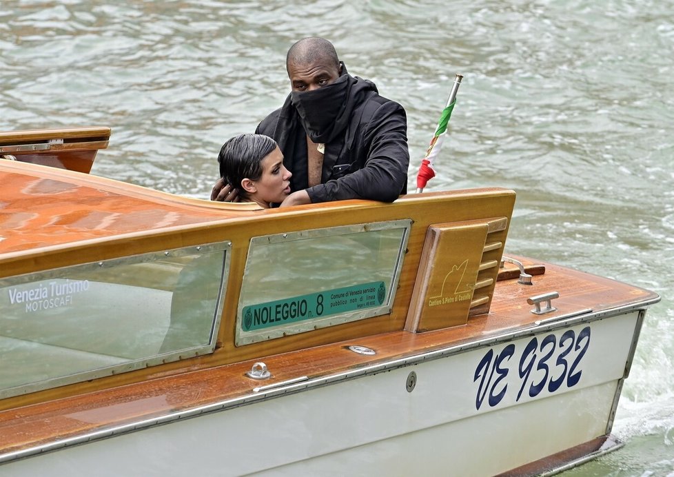 Copak to Kanye a Bianca na té lodi dělali?!