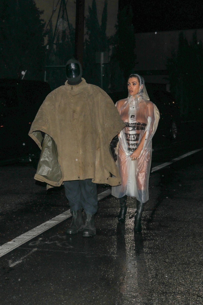 Kanye West s Biancou oblečenou pouze v pláštěnce