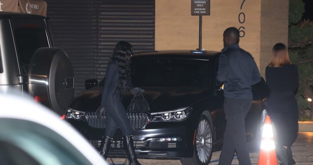 Kanye West si odvezl Chaney Jones v autě.