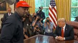 Rapper Kanye West „sundal“ Trumpovu čepici. Do boje o Bílý dům jde s heslem jako Babiš