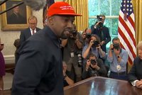 Rapper Kanye West „sundal“ Trumpovu čepici. Do boje o Bílý dům jde s heslem jako Babiš