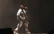 Rapper Kanye West na festivalu v Glastonbury.